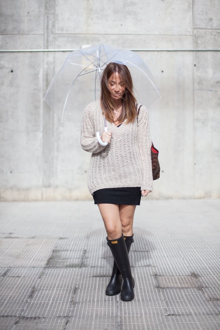 look con botas de agua